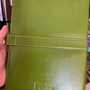 Kindle reader cover green leather - doesn't fit the paper white, thus reposhing.
